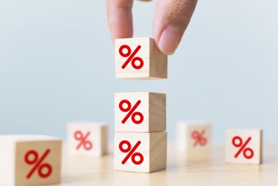 Vivid Money es un neobanco alemán, que ofrece servicios financieros a través de sus distintos paquetes llamados “pockets” donde puede meter fondos de inversión, acciones, criptodi-visas, efectivo...